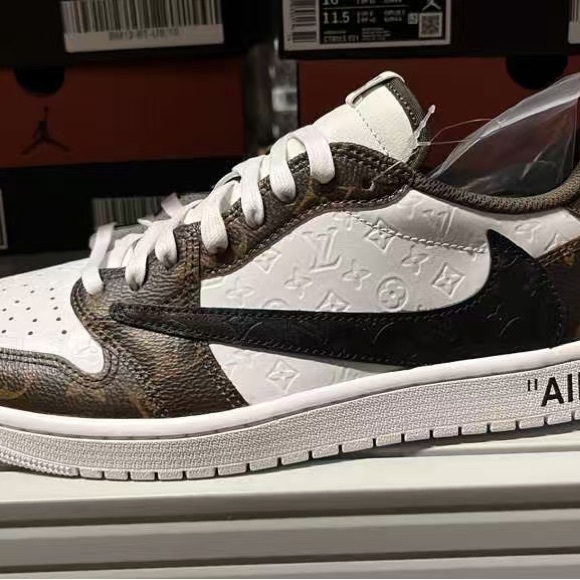 Nike Men’s Low-Top Sneakers in White and Brown with Black Swoosh